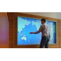 رجل يستخدم شاشة PCAP كبيرة من VisualPlanet ، الشركات المصنعة للشاشة التي تعمل باللمس