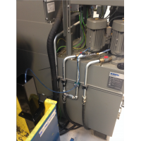 Kølevælsgenvindingssystem installeret på en CNC maskine.