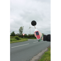 En Optimus miljø- og erhvervsmæssig støjmålingsanordning bruges udenfor af en vej.