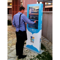 Ein Mann mit einem Outdoor-Display von den führenden Touchscreen-Herstellern