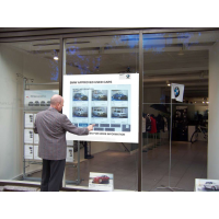 Ein Mann, der ein PCAP-Touchfolie interaktives Schaufenster verwendet