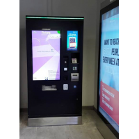 Ein PCAP-vandalensicherer Touchscreen-Fahrkartenautomat.