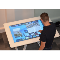 Ein Mann, der einen projizierten kapazitiven Touchfilm interaktiven Tisch verwendet