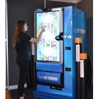 Eine Frau mit einem 55-Zoll-Touchscreen-Overlay-Automaten