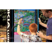 Ein VisualPlanet-Touchscreen-Kiosk im Freien, der von Vater und Sohn benutzt wird