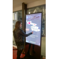 Eine Frau mit einem PCAP-Touch-Folie Bildschirm