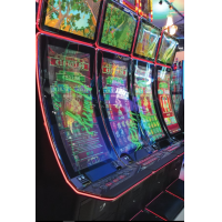 Ein gebogener Spielautomat von VisualPlanet, Hersteller von Touchscreen-Folien