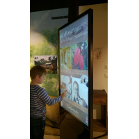 Ein Junge, der ein interaktives Totem verwendet, das mit einem 55-Zoll-Touch Screen Overlay gemacht wird
