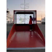 Eine Frau, die einen wayfinding Touch Screen in Norwegen verwendet