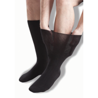 Extra breite, schwarze Ödemsocken für die Linderung geschwollener Beine.