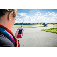 Einfacher Schallpegelmesser im Einsatz am Flughafen.