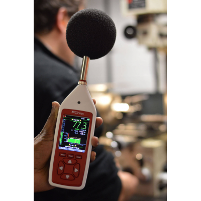 Lärm am Arbeitsplatz Überwachungsgeräte in einer Fabrik eine Messung durchgeführt wird