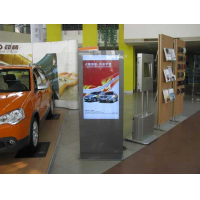 LCD Digital Signage in einem Autohaus