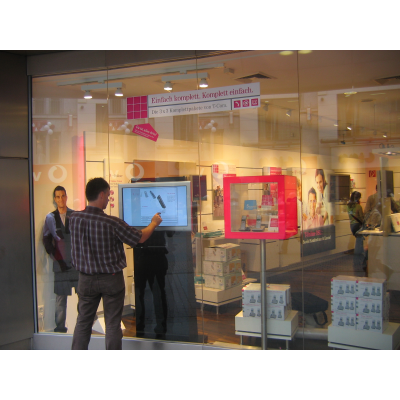 Una pantalla táctil interactiva de la tienda de papel