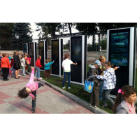 Niños usando un tótem de pantalla táctil a prueba de agua