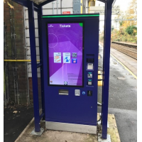 Una máquina de tickets de autoservicio con una pantalla táctil a prueba de agua