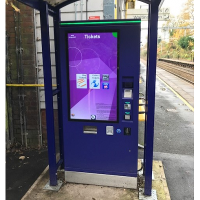 Una máquina de tickets de autoservicio con una pantalla táctil de vidrio grueso