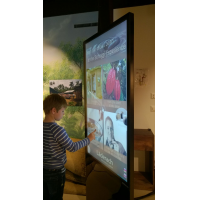 Papel multitáctil aplicado a una pantalla LCD utilizada por un niño