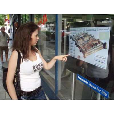 Chica usando pantalla táctil con papel de aluminio interactivo