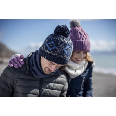 Un hombre y una mujer con gorros calientes de un proveedor de gorros térmicos.