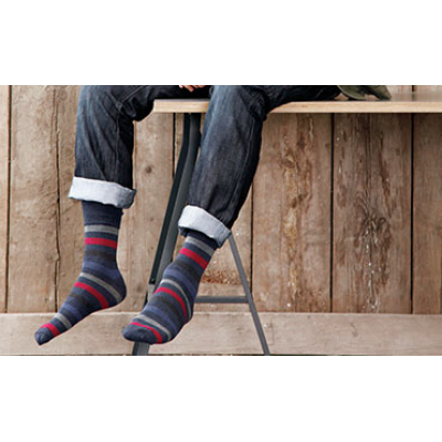 Un hombre con calcetines a rayas del principal proveedor de calcetines de calidad.