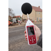 Un medidor de nivel de sonido Cirrus en uso que evalúa el ruido ambiental.