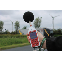 La herramienta de medición de ruido ambiental y ocupacional verde Optimus en uso.