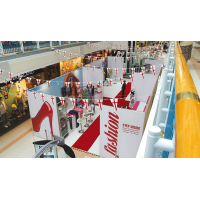 exposición al por menor se encuentra en el centro comercial