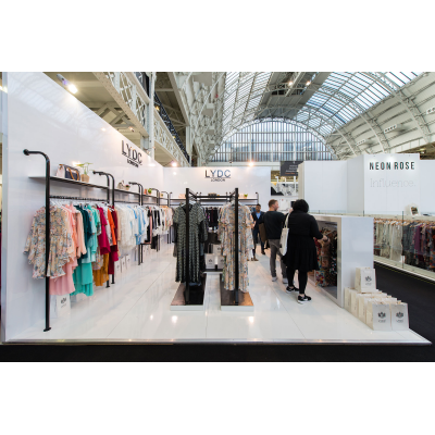 stands de exposición del Reino Unido para una empresa de ropa en una feria