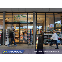 Letreros digitales sobre ruedas fuera de un supermercado.