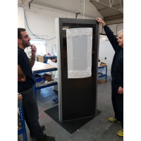 Tótem minorista en producción en las instalaciones del fabricante de tótems digitales de Armagard.