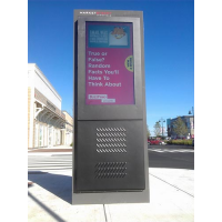 Recintos de televisión LCD al aire libre en uso como publicidad digital.