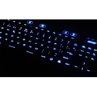 Teclado resistente al agua con pantalla táctil que muestra de cerca teclas retroiluminadas azules