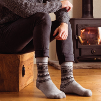 Un homme qui porte HeatHolders - les chaussettes les plus chaudes du monde