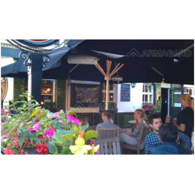 Boîtier de télévision LCD extérieur étanche dans un jardin de pub