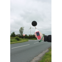 Alat pengukur kebisingan lingkungan dan kebisingan lingkungan Optimus digunakan di luar jalan.