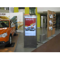 LCD digital signage di showroom mobil