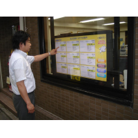 Un uomo che utilizza uno schermo touch screen da 40 pollici