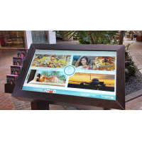 Un chiosco touch screen self-service con un foglio PCAP