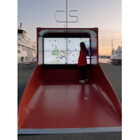 Una donna che utilizza un touch screen wayfinding in Norvegia