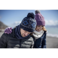 Un uomo e una donna che indossano cappelli caldi da un produttore di cappelli termici.