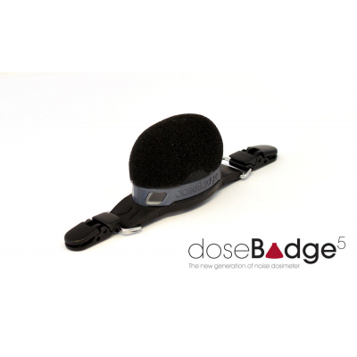 Il misuratore di decibel wireless wireless doseBadge5 di Cirrus Research.