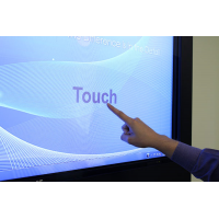 touch screen digital signage da vicino in uso