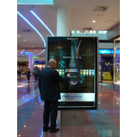 Een man met een interactieve digital signage totem van VisualPlanet