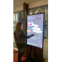 Een vrouw met een pro-cap touchscreen totem