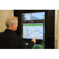 Een man die een wayfinding self-service touchscreenkiosk gebruikt