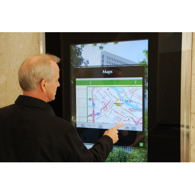 Een man die een interactieve wayfinding-kiosk gebruikt