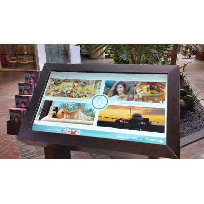 Een zelfbedienings touchscreen-kiosk met een PCAP-folie