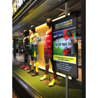 Retail digitaal reclamescherm met behulp van de narrowcasting-speler.