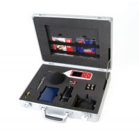 Een geluidsniveau meter met frequentie analyse in een kit case